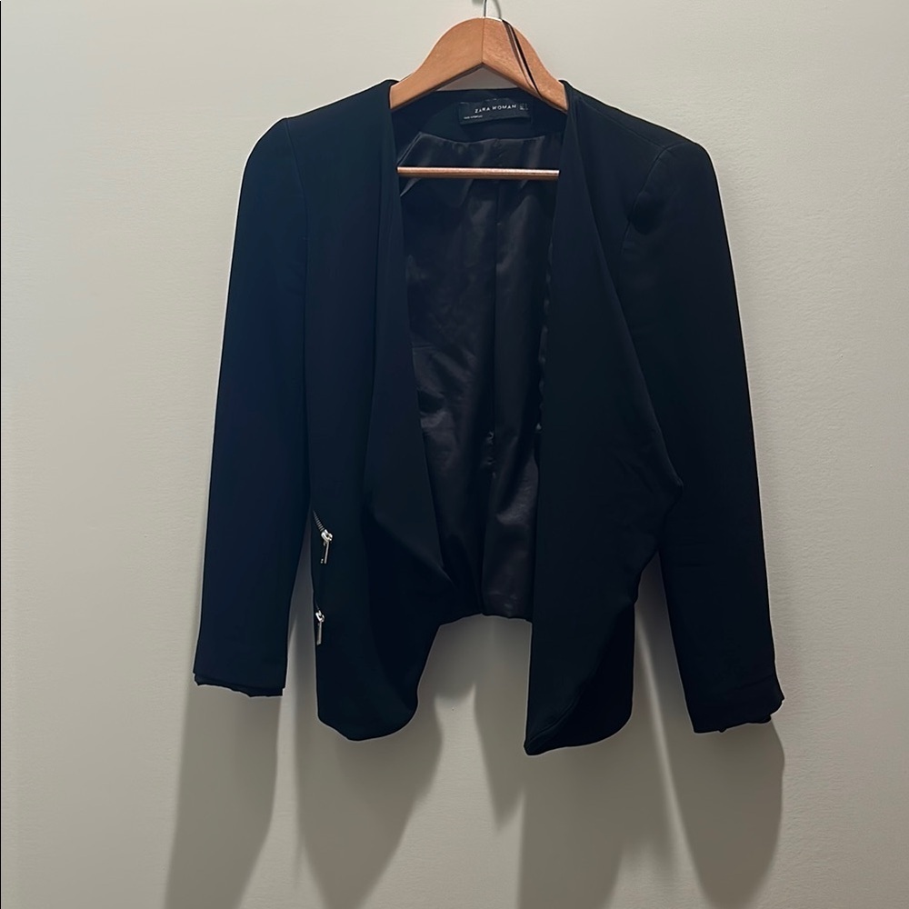 Zara Black Blazer with Fitted Silhouette